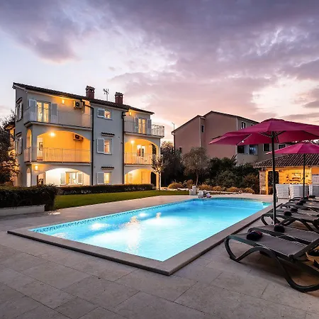 Hundefreundlliche Mit Privatpool, Panorama Meerblick, Outdoor-kueche, Babybett Nyaraló Poreč
